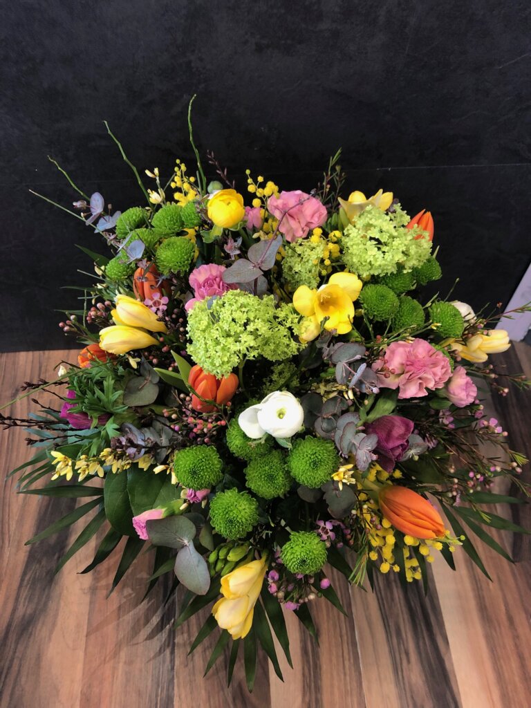 Frische Blumensträuße und kreative Arrangements